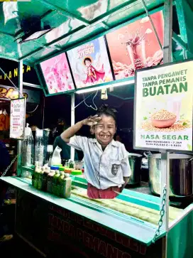 Cewek Jaga stand pasar kodam minuman saridele