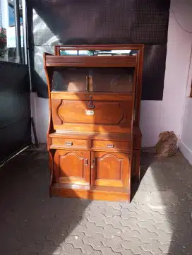 Meja nakas 1, meja belajar jati 1, meja belajar 1. Total 3 item