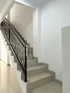 Ruko 3 gandeng baru rawamangun ada lift