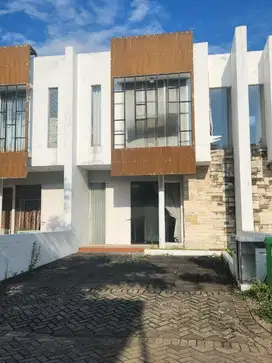 Rumah 2 Lantai Royal Residence Wiyung