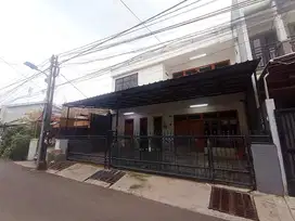 Dijual Rumah Townhouse Multifungsi Strategis di Tomang Raya