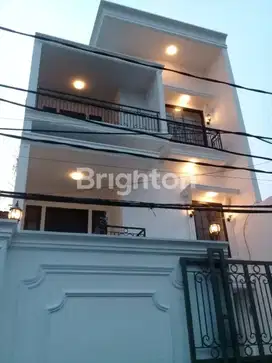Dijual Rumah 3 Lantai BERSIH SEJUK NYAMAN