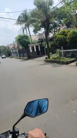 Guru les mengendarai sepeda motor