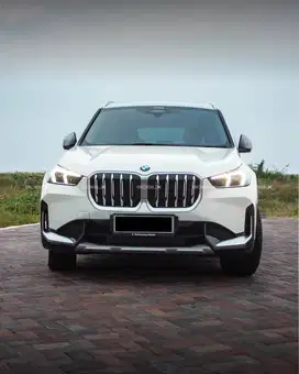 2023 BMW X1 sDrive18i xLine Alpine White Low KM