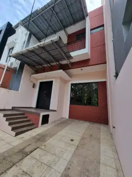 Sewa Rumah Baru 3 Lt Rapi Siap Huni 
Kelapa Gading Jakarta Utara