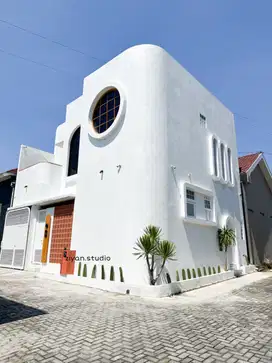 Dijual Rumah Modern Tema Mediteranian Bangunan Tahun 2024