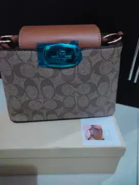 Tas Coach warna brown