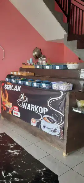 SATU SET MEJA DAN KURSI + MEJA PRASMANAN 3 TINGKAT