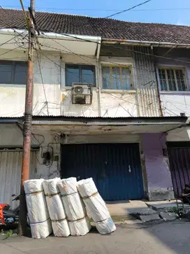 Ruko Bagus di Jl Bongkaran Bentuk Ngantong Nol Jalan