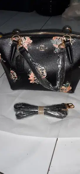 TAS COA**H WARNA HITAM