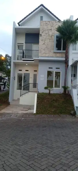 Dijual Cepat Rumah 2 lantai hook lokasi strategis dekat kampus