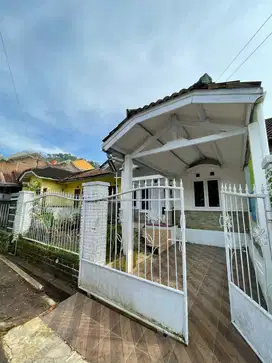 RUMAH SEWA LUAS LINGKUNGAN ASRI DI KAMPUNG TOGA SUMEDANG