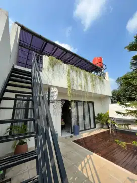 Rumah modern tropical dekat taman di cluster Emerald Bintaro