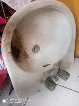 Di jual wastafel merk Toto