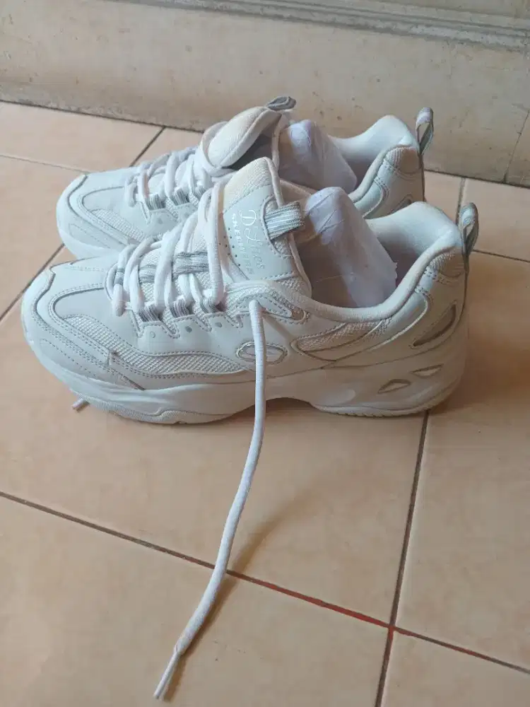Sepatu skechers d'lite