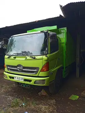Hino buc FG 210 ps tahun 2003 istimewa jual cepat