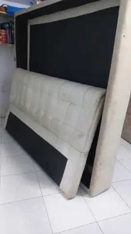Dipan tempat tidur saja