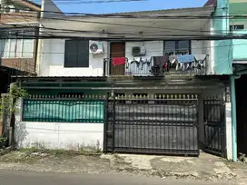 Disewakan rumah 2 lantai, lokasi di Cawang belakang BKN