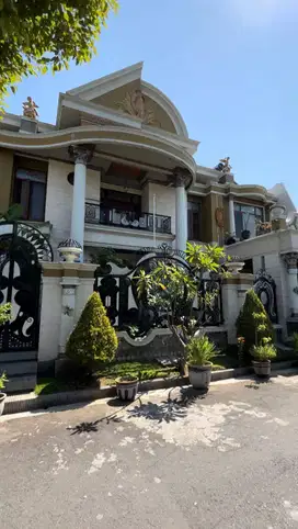 RUMAH MODERN CLASSIC FULL FURNISH KLASIK DI SUTOREJO PRIMA DEKAT ITS
