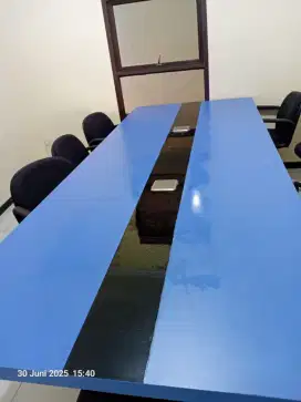 Meja meeting ada colokan