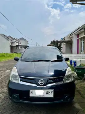 Nissan grand livina sv 2011