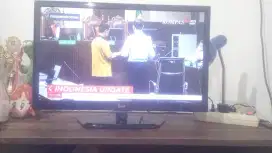 Jual butuh TV LG 26 inch + STB + Meja nya