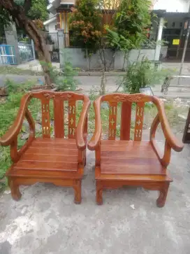 Dua kursi teras jati tanpa meja