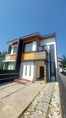 Rumah 2 lantai 3 kamar tidur Jl Panda Majapahit Pedurumgan