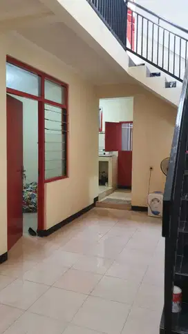 Disewakan Rumah 2 lt  baru  renov dekat yomart sarijadi