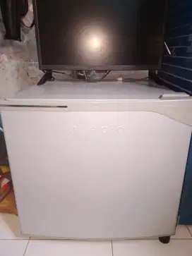 Toshiba Glacio kulkas mini portable