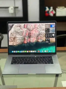 Macbook pro 2018 15inc touchbar 16/256 (unit & charger)