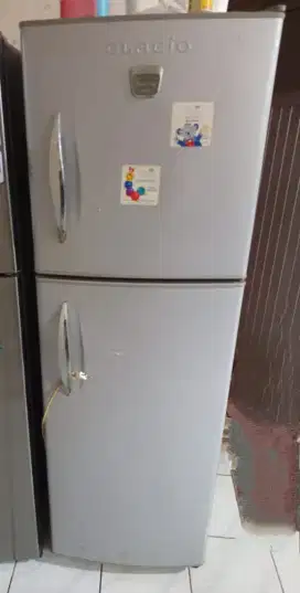 Kulkas lemari es toshiba