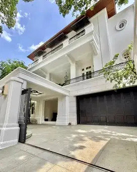 Rumah Mewah Lokasi Premium Dengan Lift di Mega Kuningan Jaksel