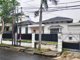 Disewakan rumah besar dan luas di komplek Cipinang indah