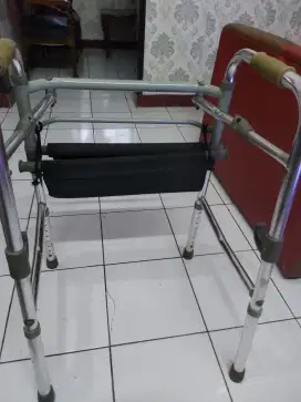 Walker fisoteraphy alat bantu jalan