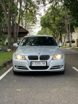 BMW E90 LCI 320i 2011 LOW KM
