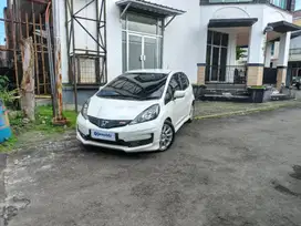 Like New - HONDA JAZZ 1.5 E BENSIN M/T 2014 PUTIH