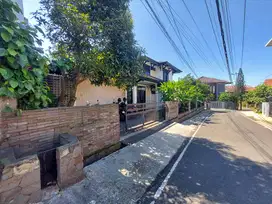 Sewa rumah cigadung posisi hoek semi furnish taman depan belakang