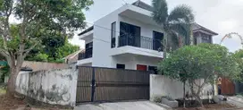 Rumah baru 2 lantai taman luas di Puri Gading dekat GWK