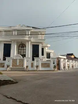 Dijual rmh mewah + semi furnished kenten