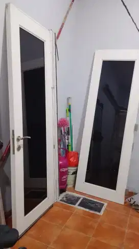 Pintu aluminium kaca