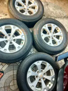 Di jual velg dan ban pajero sport