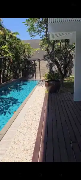 Disewakan rumah ada pool di Graha Family