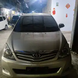 Di jual kijang innova matic 2011