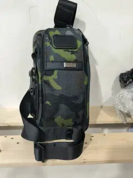 Tas selempang dada brand Tumi