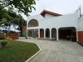 RUMAH MEWAH KONSEP MEDITERANIA STRATEGIS DI SYAP SETIABUDI GEGERKALONG