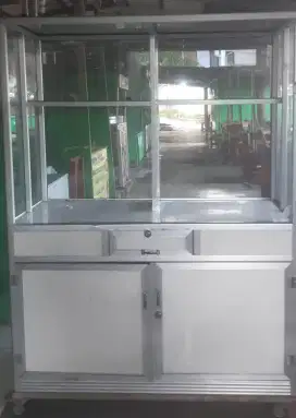 Etalase kaca ada laci