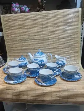 Tea set Road to Windsor. Johnson Brother's
ENGLAND vintage.