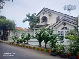 Dijual rumah mewah 2,5 lantai rungkut asri jalan kembar