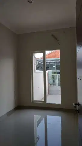 Jual rumah baru gress rungkut 2 lantai, selangkah dari Raya Merr